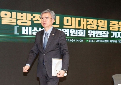 [포토]기자회견 마친 김택우 대한의사협회 비대위원장
