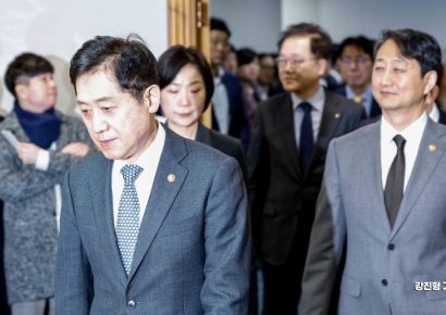 [포토]간담회장 들어서는 김주현 위원장-안덕근 장관-오영주 장관