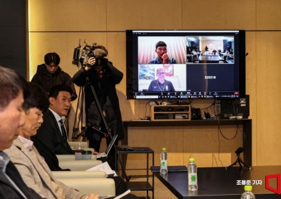 [포토]화상으로 회의 참석한 클리스만 감독