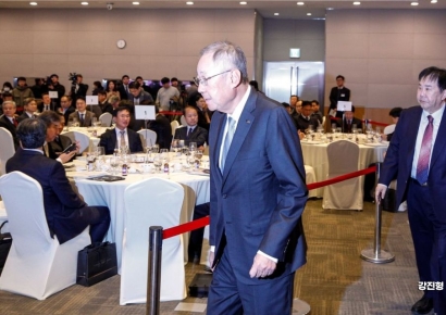 [포토]총회장 들어서는 류진 한국경제인협회 회장