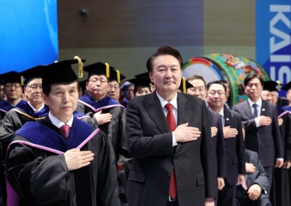 尹, KAIST 졸업생들에 "실패 두려워 말라…정부가 힘껏 도울 것"
