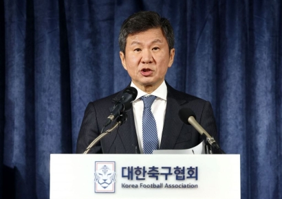 "축구협회 흑역사 모음집이냐"…정몽규 회고록 출간에 '시끌'