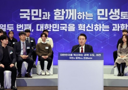 尹 "대학원생 연구생활장학금 지원…대전을 세계적 첨단클러스터로"(종합)