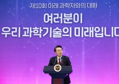 젊은 과학·기술인 만난 尹 "ASML 능가할 기술 개발해달라"(종합)