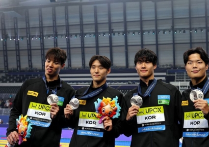 황선우 놀라운 영역…세계선수권 계영 800m 은메달