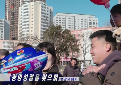 "김정은 생일에 슈퍼윙스 풍선이?"…北 TV서 한국 애니 캐릭터 포착