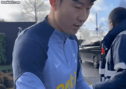 손흥민, 손가락 부상 어느 정도 길래…스치기만 해도 '깜짝'