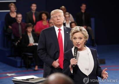 힐러리 "트럼프 재선하면 나토 탈퇴할 것" 경고