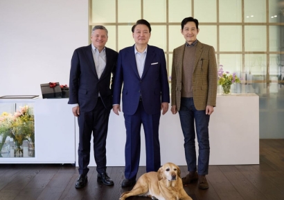 尹대통령, 넷플릭스 CEO·이정재와 오찬…"K콘텐츠 지속 투자 당부"