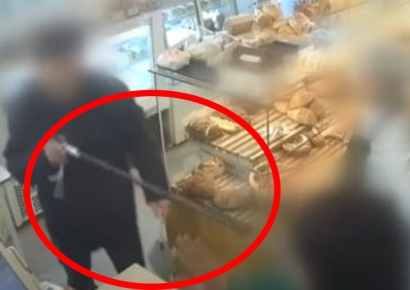 "서비스로 과자 한 봉지만 더 줘"…거절하자 지팡이 휘두른 남성