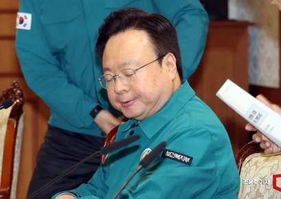 [포토]눈감은 조규홍 보건복지부장관