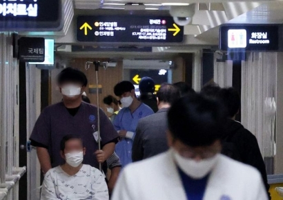 [포토]병원 떠나는 전공의, 오늘 집단 사직…전국 확산 조짐