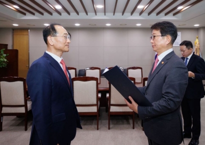 국토장관, 신임 철도공단 이사장에 임명장 "GTX 차질 없이 추진"