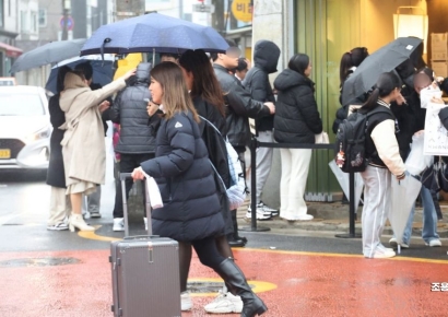 [포토] 성수동 거리 걷고 있는 관광객들