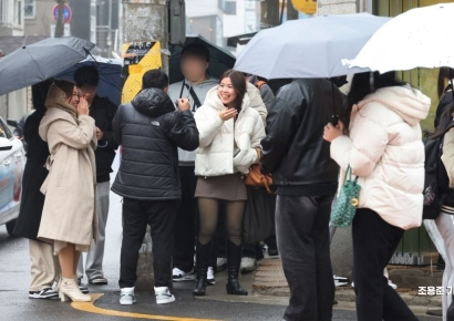 [포토]성수동 핫플에서 활짝웃는 외국인관광객들