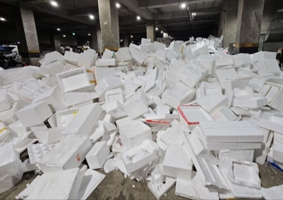 [르포]"감당 안 될 정도로 몰려든다" 명절 끝나고 설산처럼 쌓인 스티로폼