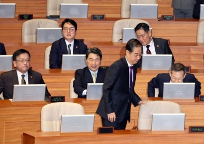 [포토]국회 교섭단체 대표연설 참석하는 한덕수 총리