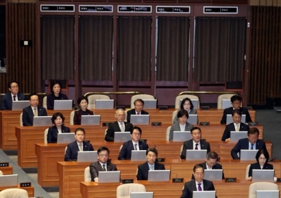 [포토] 홍익표 연설 듣는 국무위원들