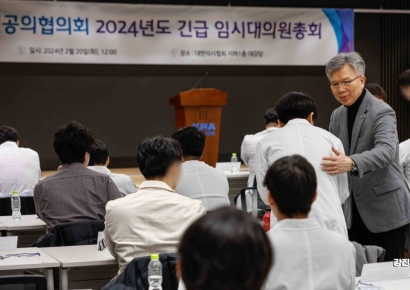 [포토]전공의 격려하는 김택우 대한의협 비대위원장