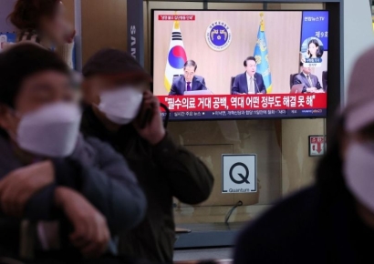 [포토] 윤 대통령 의사 집단행동 관련 발언 지켜보는 시민들