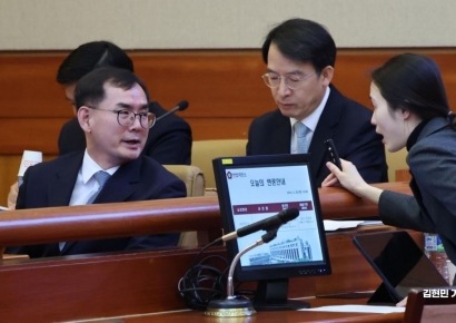 [포토] 변호인과 대화하는 안동완 검사