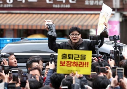 조국 "한동훈 생닭퍼포먼스, 그로테스크…안먹었다에 5만원 건다"