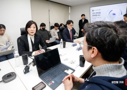 [포토]복수의결권 1호 기업 대표와 의견 나누는 오영주 장관