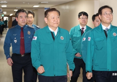 [포토]의료계 집단행동 관련 합동 브리핑 참석하는 이상민, 박성재 장관