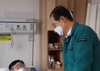 [포토] 경찰병원 찾은 한덕수 국무총리 환자 격려