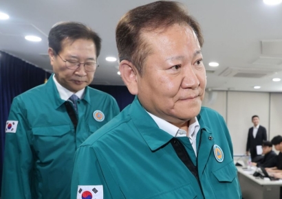 [포토]브리핑 마치고 퇴장하는 이상민, 박성재 장관