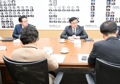 마트 과일 직수입 허용·공공요금 동결… 물가 잡는다