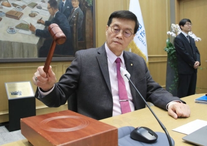 한은 9연속 금리동결, 높은 물가 여전히 부담(종합)
