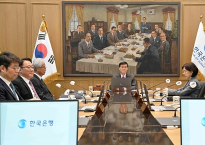 [금통위poll]②"물가 잡히고 美 피벗해야 금리 내린다"