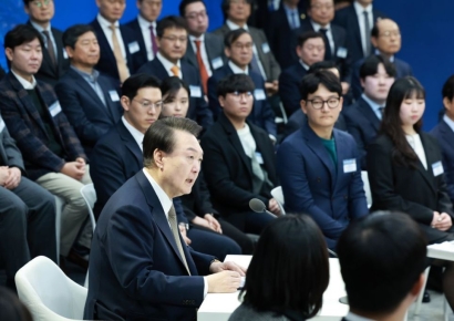 尹대통령 "원전지원특별법 제정할 것…올해 '2050 로드맵' 수립" 