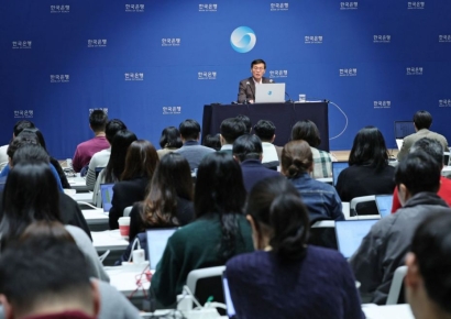 [일문일답]한은 총재 "상반기 금리 인하 어려워…5월 전망 중요"