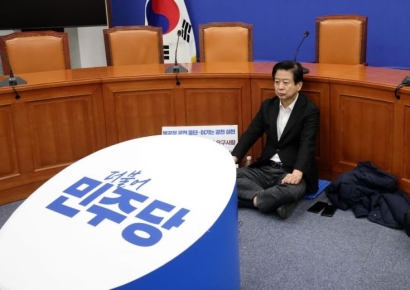 [포토] 당대표회의실 점거 농성하는 노웅래 의원