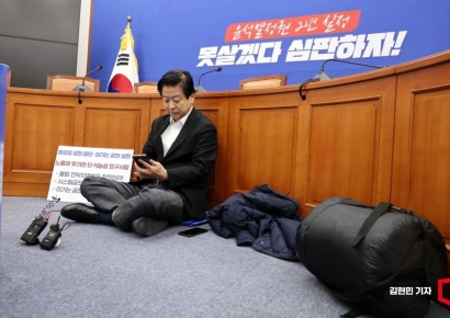 [포토] '컷오프 반발' 노웅래, '당대표실 점거한 채 단식 농성'
