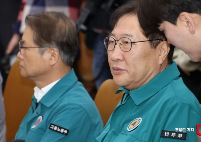 [포토]관계자 이야기 듣는 박성재 법무부 장관