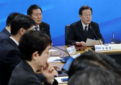 [포토] 이재명 "윤, 국힘 총선 선대위원장된 모양…관권선거 아닌가"