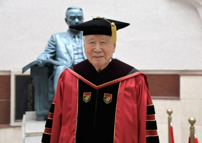 이중근 부영 회장, 83세에 고려대 법학박사 학위 취득 