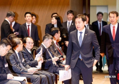 [포토]기업 밸류업 지원방안 세미나 참석한 김주현 위원장-정은보 이사장