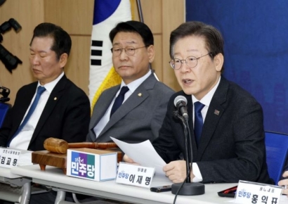 [포토] 이재명 "정부 의료파업 대처, 말이 아닌 주먹으로 해결하는 격"