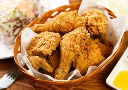 기프티콘 고객에 상차림비 4천원 받은 치킨집…점주도 할말 많다는데