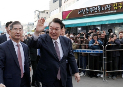 尹, 서산동부전통시장 찾아…민생토론회 후 연속 시장 방문