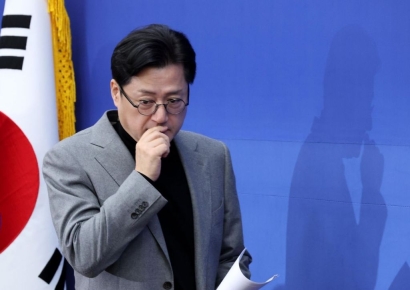 [포토] 원내대책회의 참석하는 홍익표