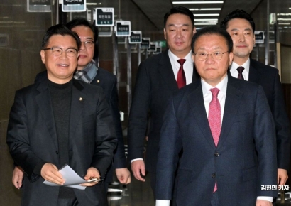 [포토] 원내대책회의 참석하는 윤재옥