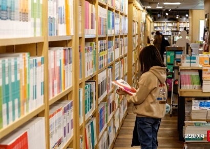 [포토]참고서로 새학기 준비하는 학생