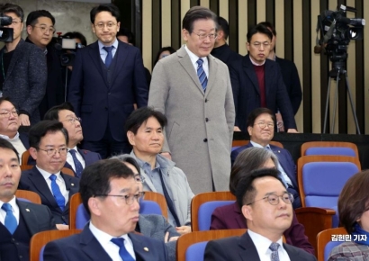 [포토] 민주당 의원총회 참석하는 이재명 