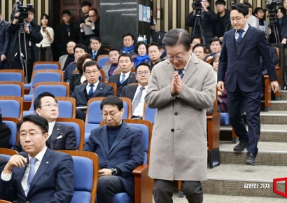 [포토] 의원총회 참석하는 이재명 대표