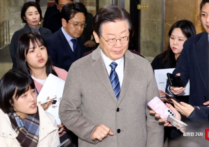 [포토] 의원총회 나서는 이재명 대표